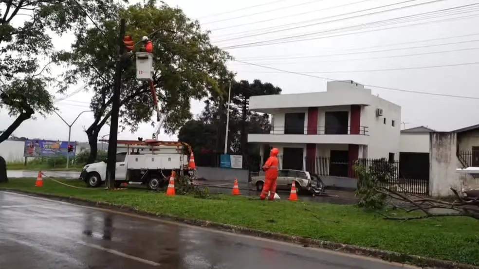 Mais de 8 mil imóveis continuam sem luz no Paraná após temporais