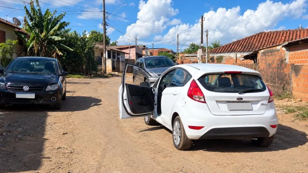 Policiais encontraram o homem dentro do carro na Vila dos Funcionários. Foto: Reprodução/Folha Paranaense