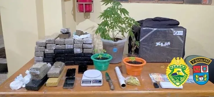PM apreendeu mais de 30kg de maconha, porções de cocaína e materiais relacionados ao tráfico. Foto: PM