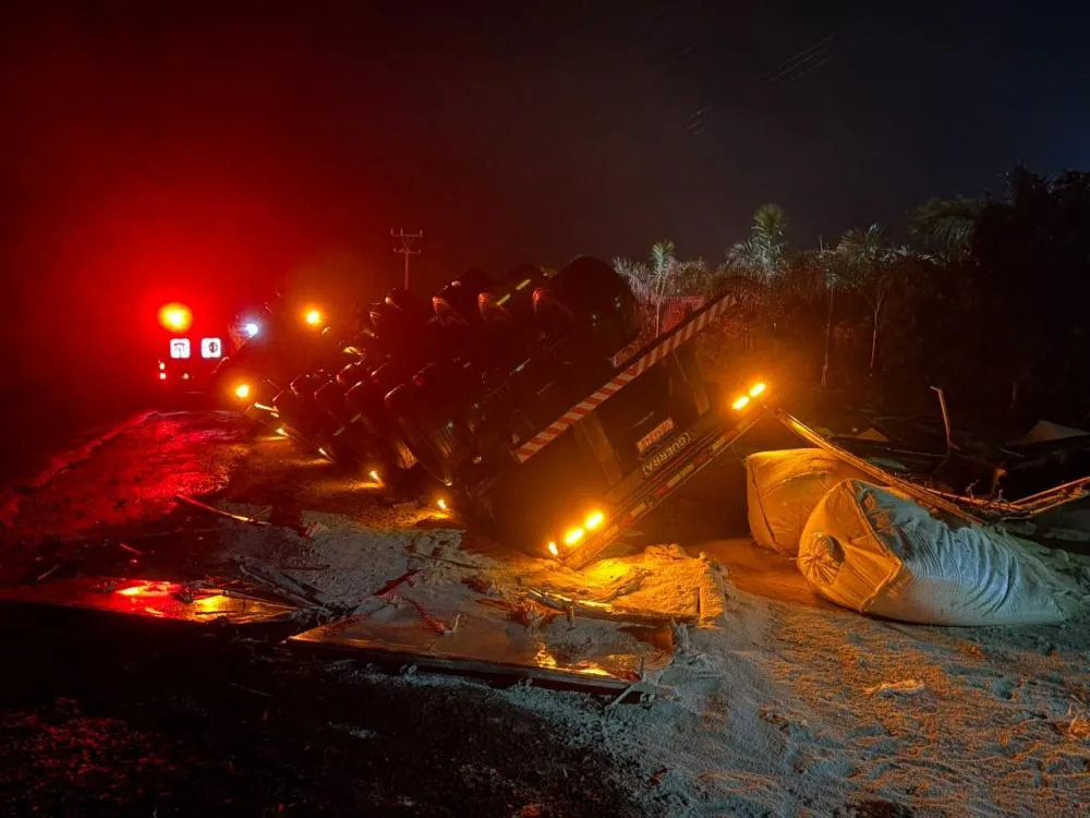 Motorista foi socorrido com ferimentos moderados. Foto: Corpo de Bombeiros