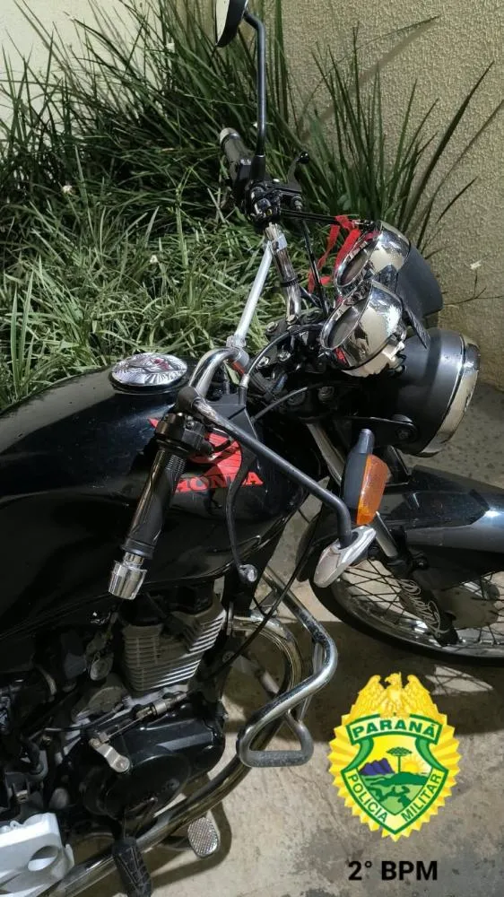 A motocicleta utilizada durante a ocorrência foi apreendida após o condutor cair durante a fuga. Foto: PMPR