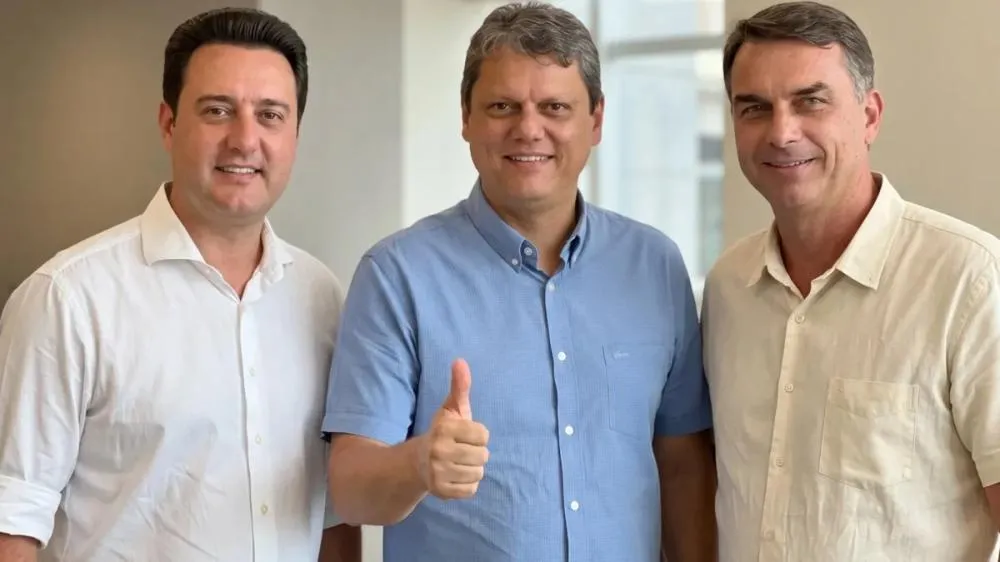 Governador Ratinho Junior confirma apoio a Flávio Bolsonaro no segundo turno