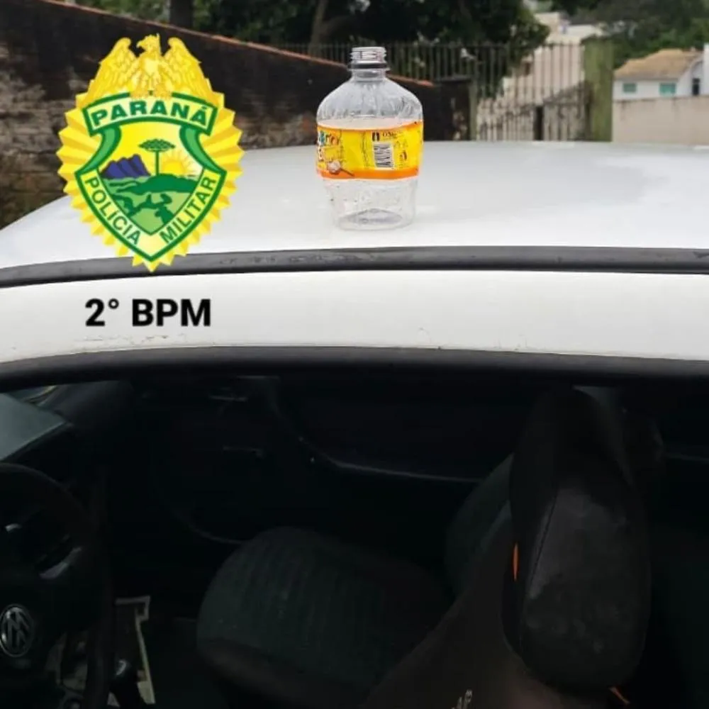  No interior do Gol, os policiais encontraram uma garrafa vazia de bebida alcoólica. Foto: PMPR
