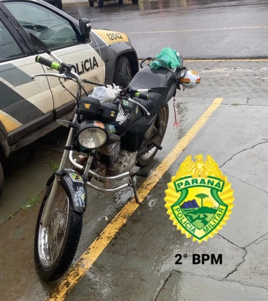 Homem encontra placa na rua, coloca em moto e acaba preso em Wenceslau Braz