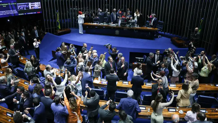 Fim da escala 6x1: Senado aprova PEC que reduz jornada de trabalho