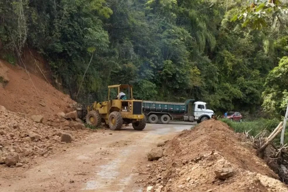 Rodovia PR-092 foi bloqueada, sem previsão de liberação. Foto: Foto: DER