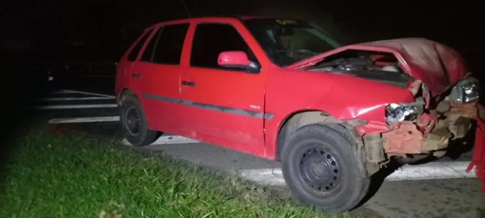 Mulher de 26 anos estava no Gol que atingiu o caminhão e a traseira de outro carro. Foto: Reprodução/Folha Paranaense