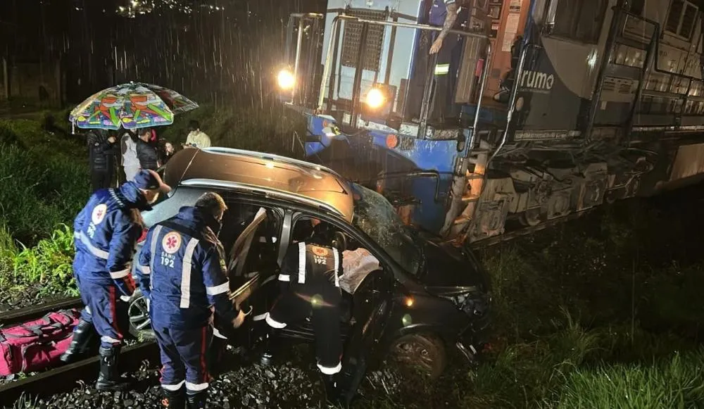 Carro é atingido por trem e motorista fica preso às ferragens nos Campos Gerais