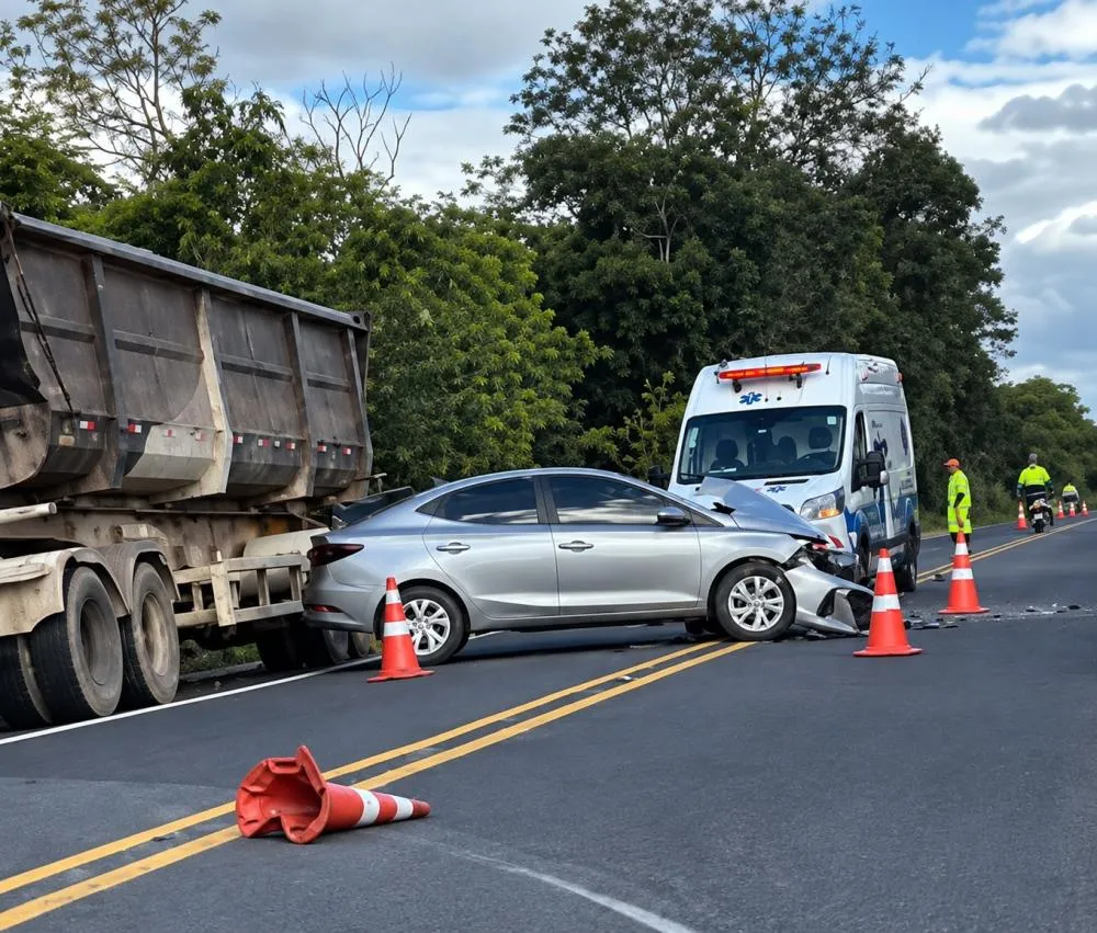 Carro e carreta se envolvem em acidente na PR-092