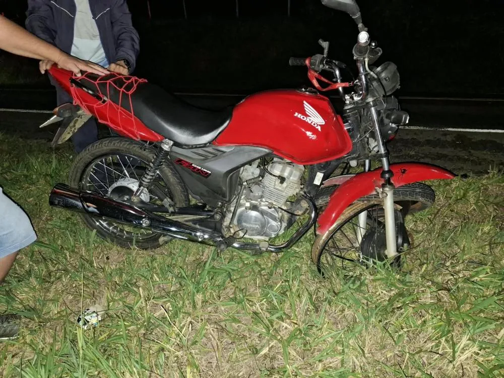 Com o impacto, o motociclista sofreu ferimentos e precisou ser socorrido e encaminhado ao Hospital Municipal de Ibaiti. Foto: PRE