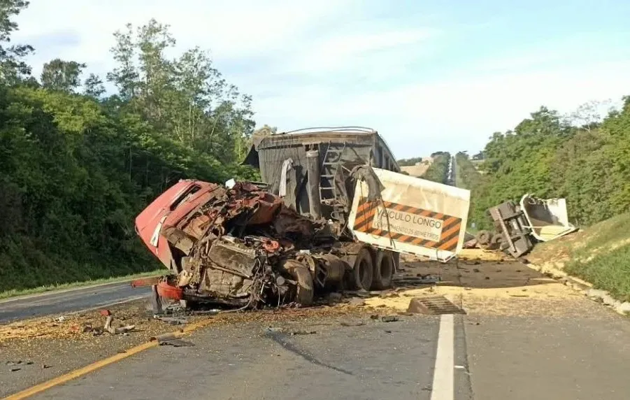 Grave acidente entre carretas deixa motorista morto nos Campos Gerais