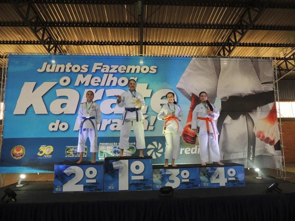 Atleta de Wenceslau Braz conquista dois ouros na Copa Paraná e é eleita a melhor karateca do Estado