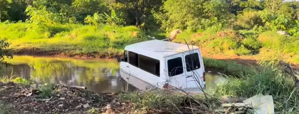Van com sete trabalhadores cai em represa no Norte Pioneiro