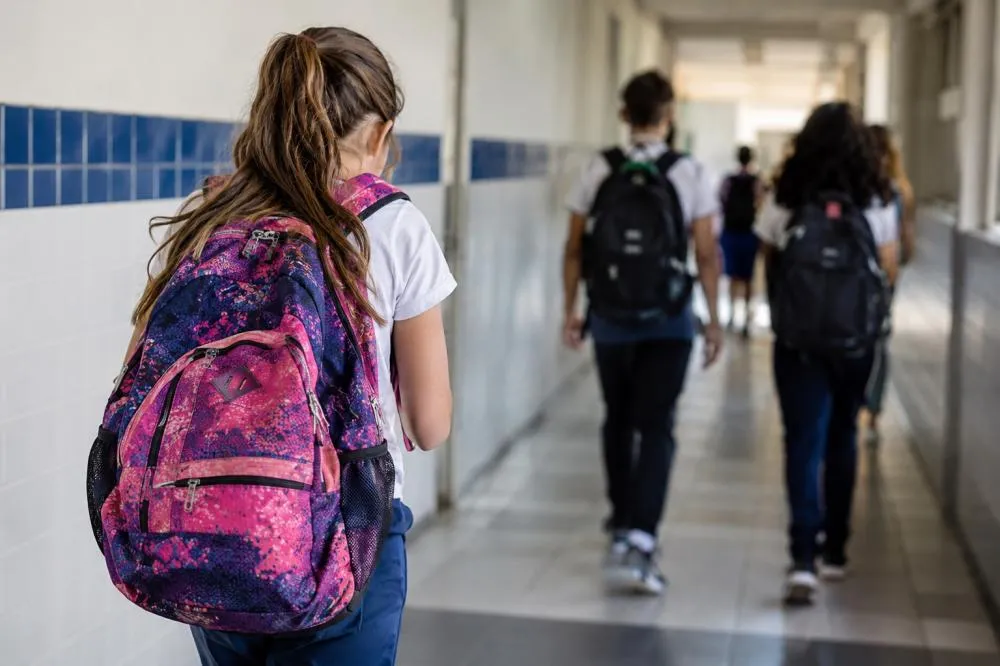 Mochilas pesadas podem prejudicar a coluna de crianças e adolescentes; alertam especialistas