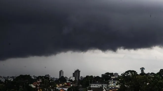 Chuva de até 300 mm ameaça o Paraná e acende alerta para enchentes nos próximos dias