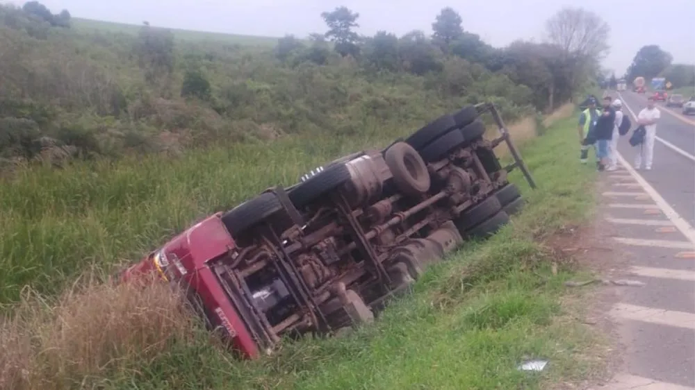 Acidente com três caminhões deixa motorista ferido na PR-092