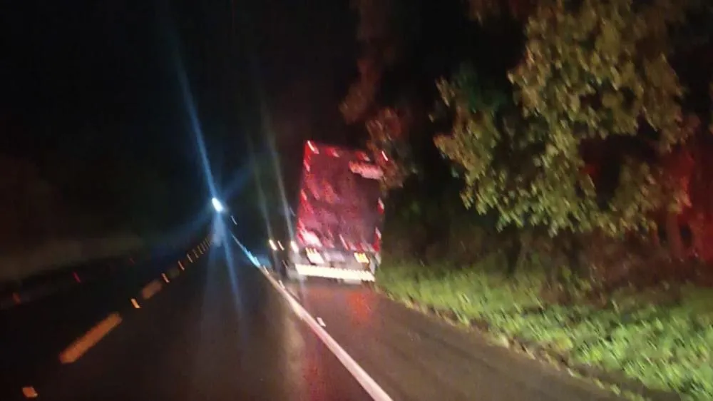 Jovem é atropelado por caminhão em rodovia da região
