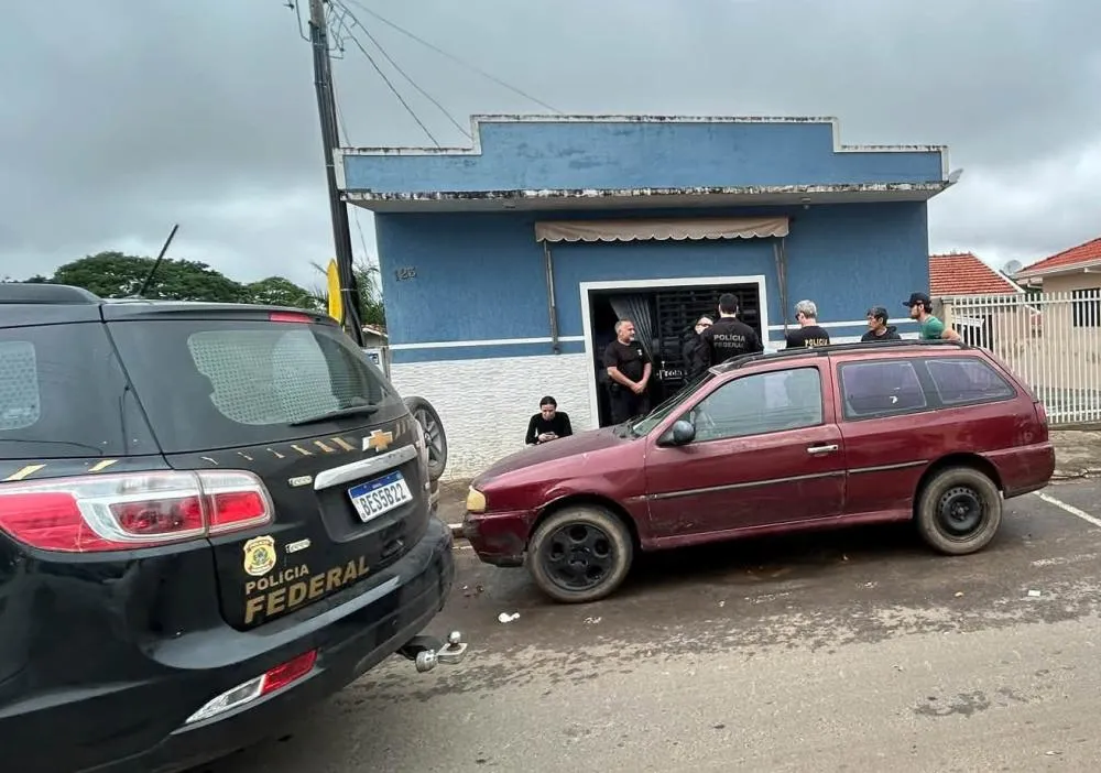 Os policiais estiveram no escritório de contabilidade do ex-prefeito Elcio José Vidal, Calé. Foto Página Santana 360