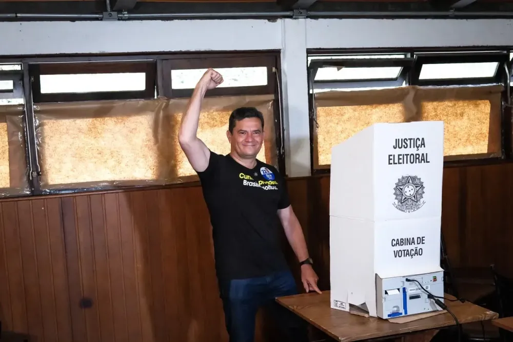 Moro vota em Curitiba e manda recado sobre Flávio Bolsonaro