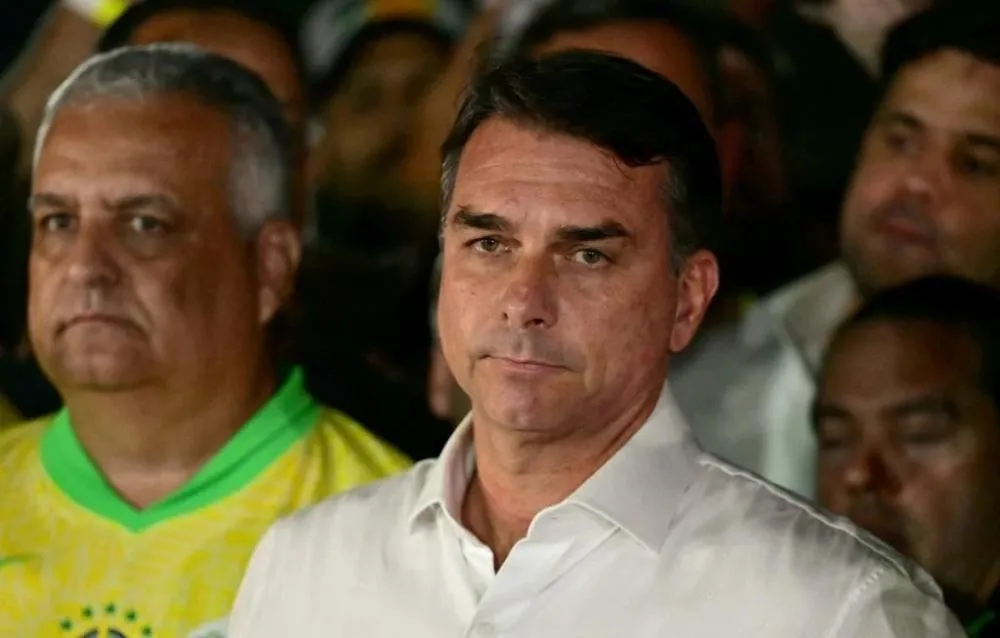 Flávio Bolsonaro ignora ordem de Moraes e tem passaportes cancelados pela PF