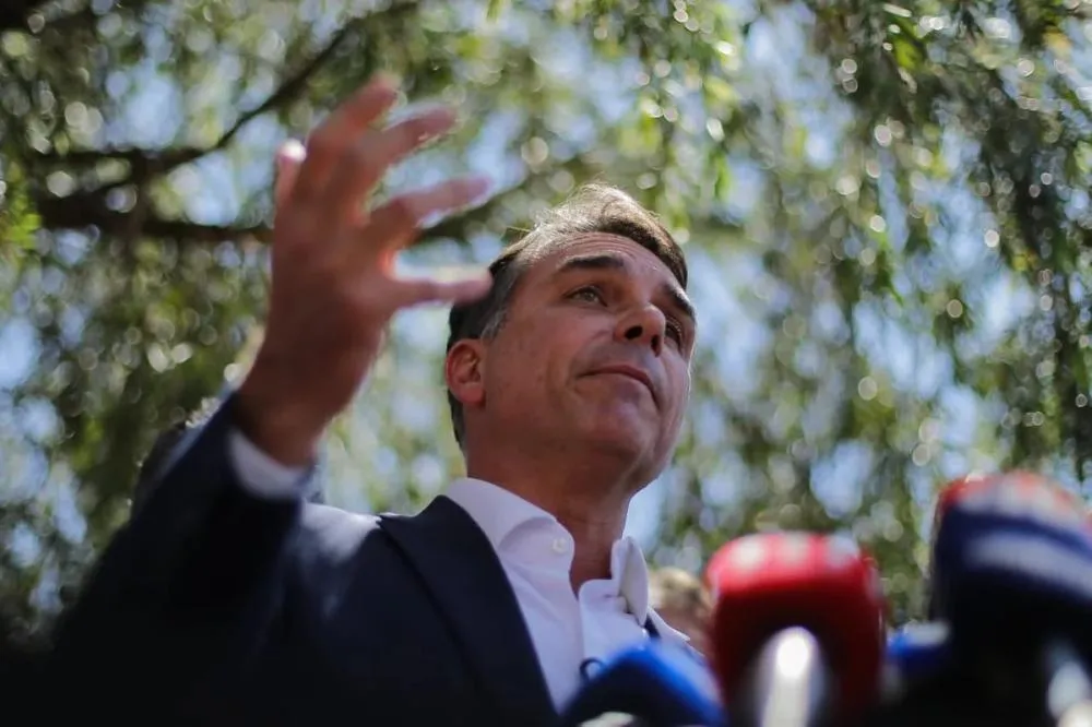 Flávio Bolsonaro deixou o Brasil rumo aos Estados Unidos, diz site argentino