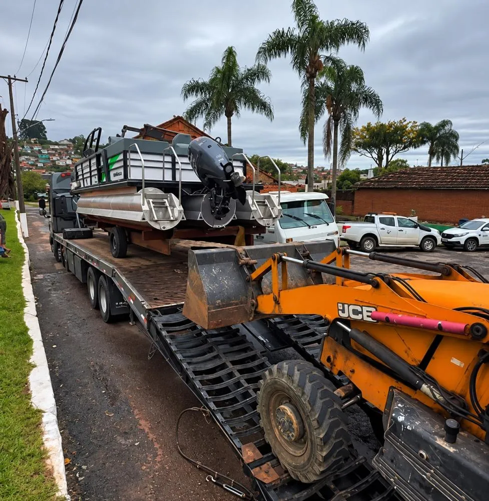Entre os equipamentos recebidos está uma lancha Ventura P25, que será utilizada como barco-escola no Rio Jaguariaíva. Foto: Divulgação