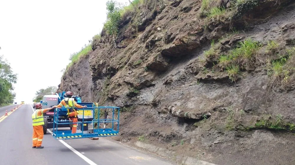 No momento, as equipes finalizam a ação na PR-239, em Sengés. Foto: EPR Litoral Pioneiro