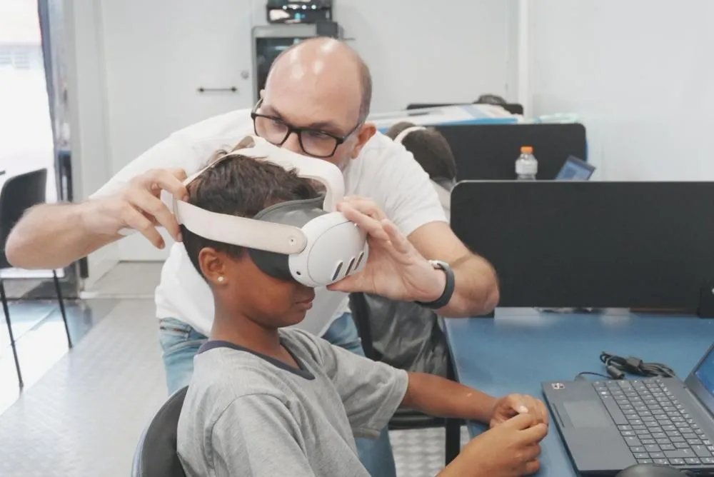 Entre os atrativos estão experiências com óculos de realidade virtual, jogos digitais e demonstrações de impressão 3D. Foto: SEIA