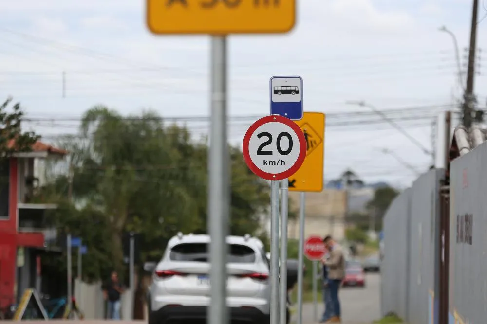  As intervenções incluem a instalação de novas placas e serviços de pintura nas vias públicas. Foto: Giuliano Gomes/Detran-PR
