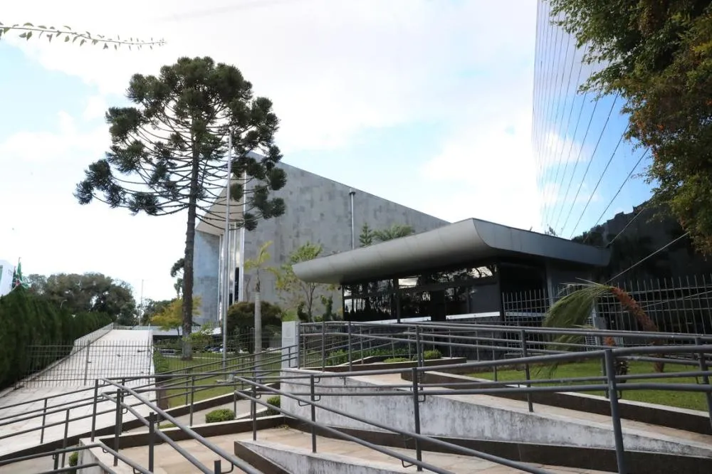 Projetos sobre classificação do tabaco, violência doméstica e taxas cartoriais estão na pauta da Assembleia Legislativa do Paraná